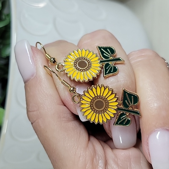 🐰 Sunflower Drop Earrings - Picture 4 of 4